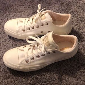 ❗️NWOT ❗️off white converse sneakers
